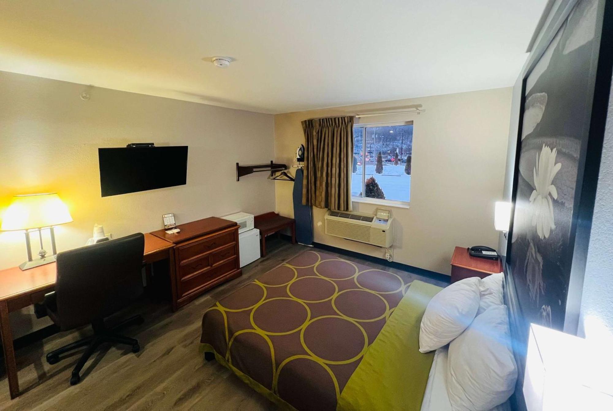 Super 8 By Wyndham Pittsburgh/monroeville 2*