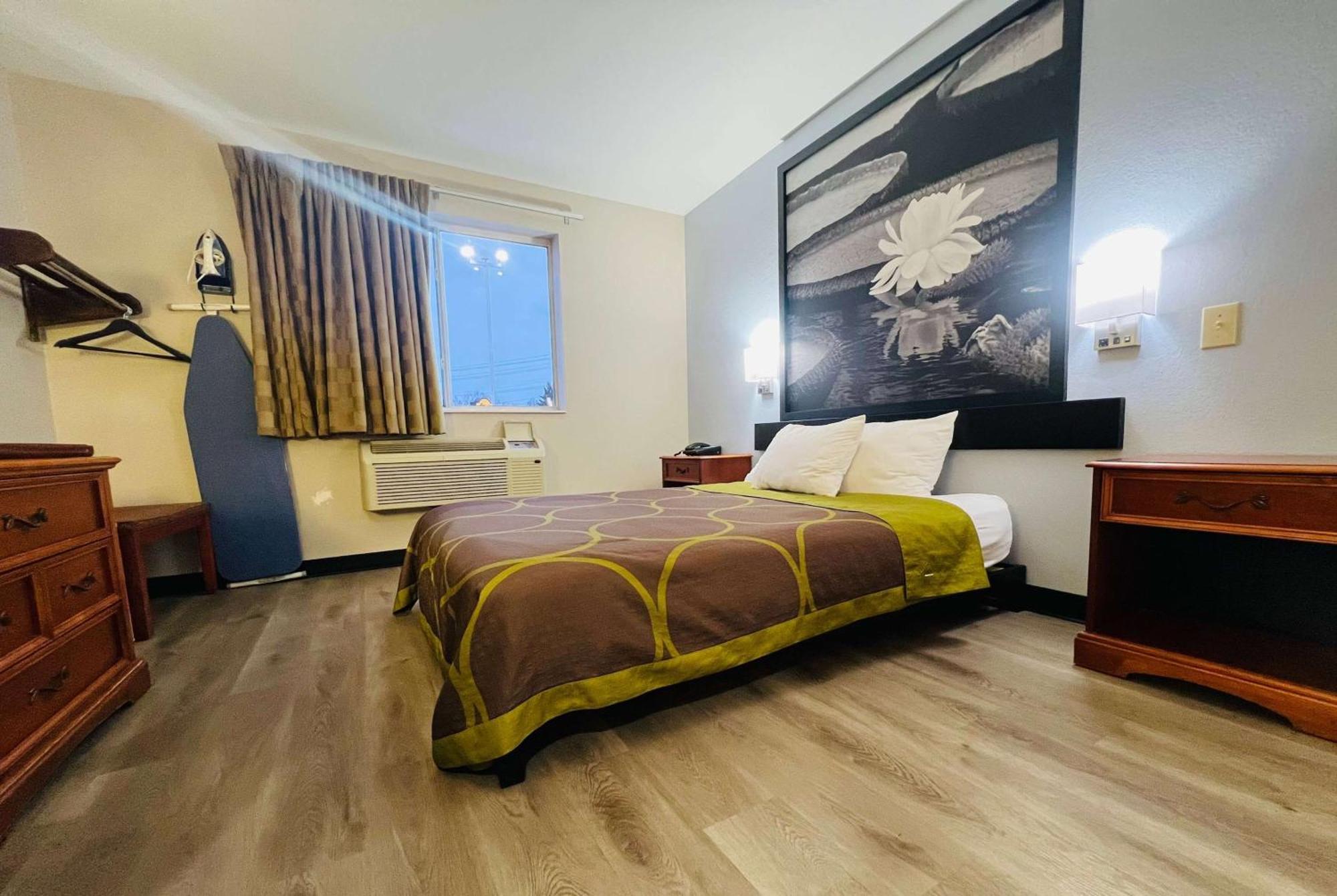 Super 8 By Wyndham Pittsburgh/monroeville Hotel