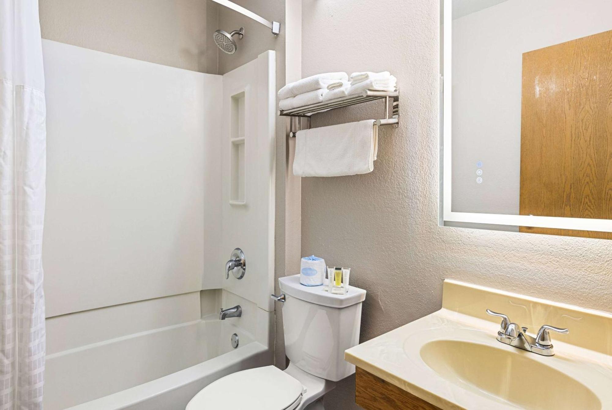Super 8 By Wyndham Pittsburgh/monroeville Hotel Monroeville