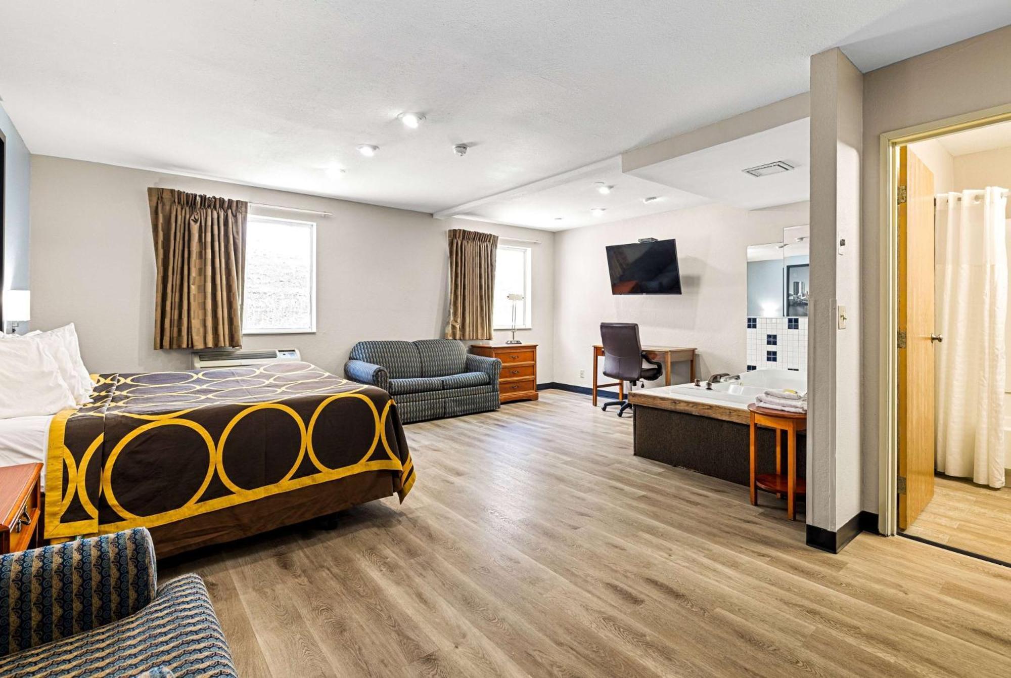 Super 8 By Wyndham Pittsburgh/monroeville Hotel 2*