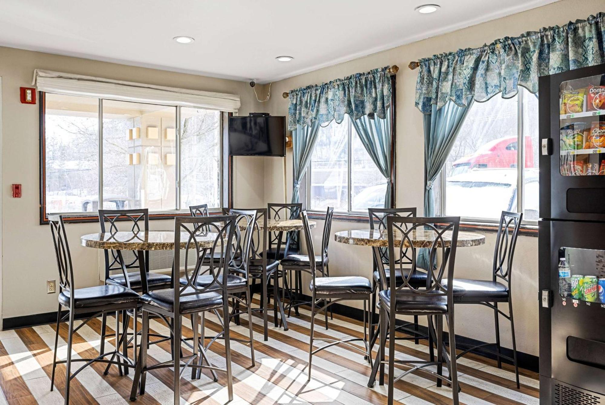 Super 8 By Wyndham Pittsburgh/monroeville 2*