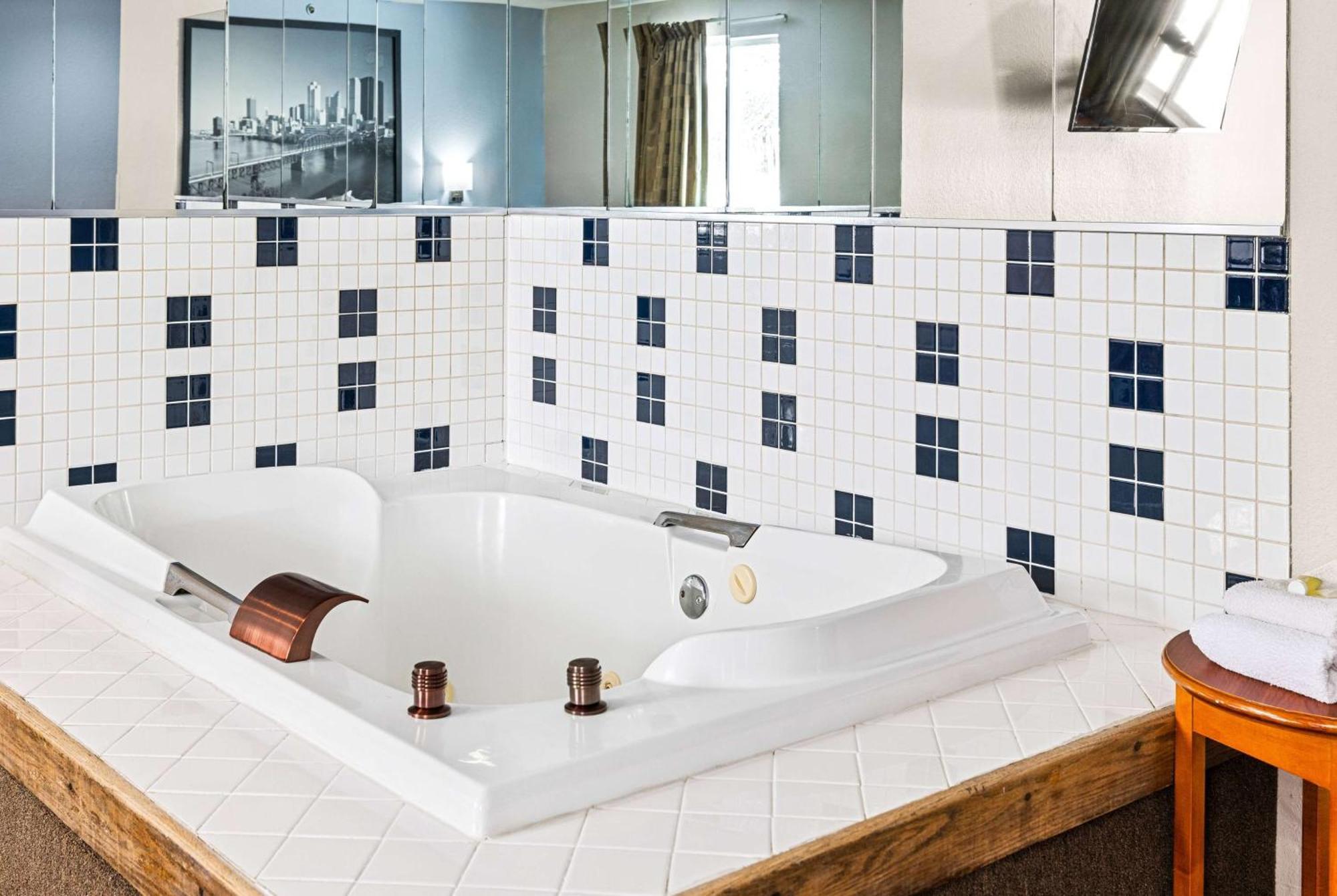 Hotel Super 8 By Wyndham Pittsburgh/monroeville 2*